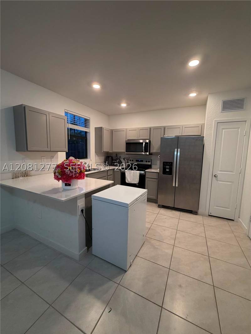4 bedroom Townhouse at 1281 NE 3rd Ave, Miami Land And Developmen, Florida City — photo 2