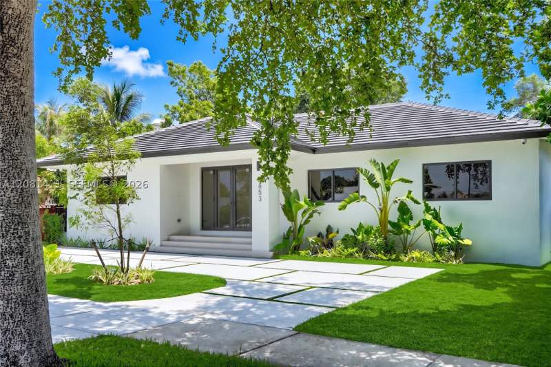 4 bedroom SingleFamilyResidence at 6853 S Waterway Dr, Central Miami Pt 3, Miami — photo 2