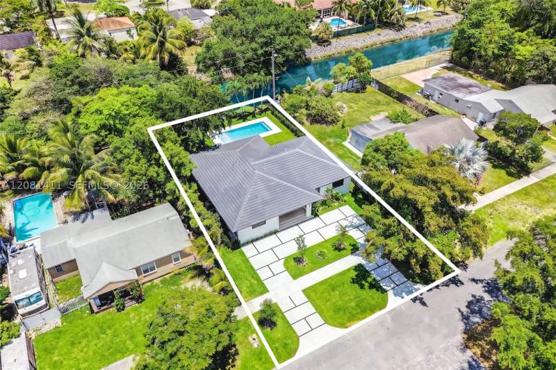 4 bedroom SingleFamilyResidence at 6853 S Waterway Dr, Central Miami Pt 3, Miami — photo 3