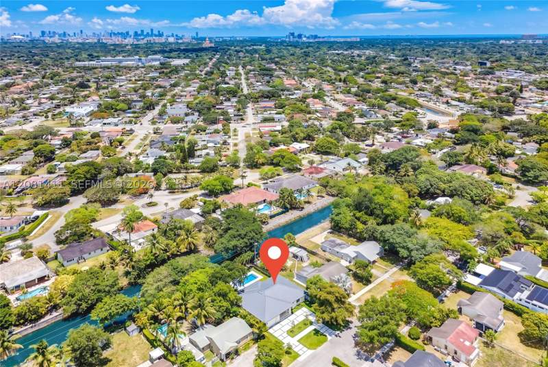 4 bedroom SingleFamilyResidence at 6853 S Waterway Dr, Central Miami Pt 3, Miami — photo 4