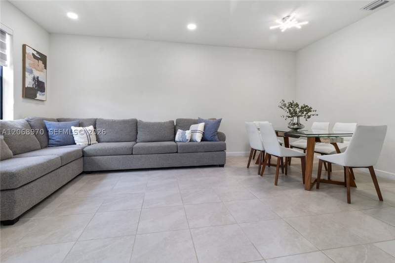 3 bedroom Villa at 11410 W 34th Way, Aquabella North, Hialeah — photo 3