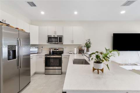 11410 W 34th Way, Hialeah FL - photo 6 of 27