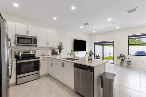 11410 W 34th Way, Hialeah FL - photo 7 of 27