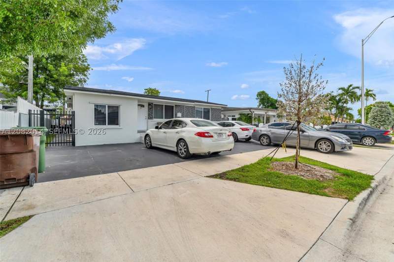 5 bedroom SingleFamilyResidence at 4851 E 8th Ct, Ingleside Park Rev, Hialeah — photo 2
