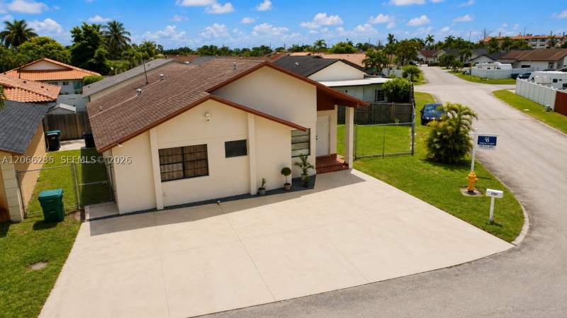 3 bedroom SingleFamilyResidence at 764 SW 99th Ct Cir, Les Chalets II, Miami — photo 2