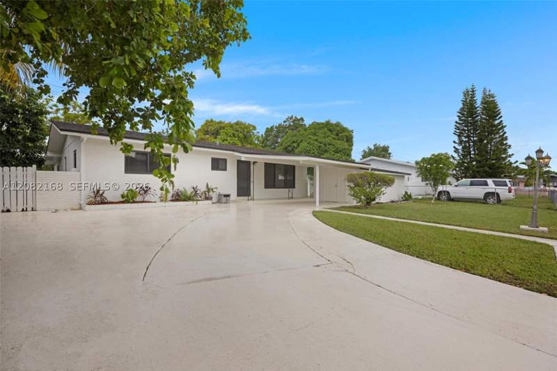 4 bedroom SingleFamilyResidence at 12010 SW 177th Ter, So Miami Heights Manor, Miami — photo 2
