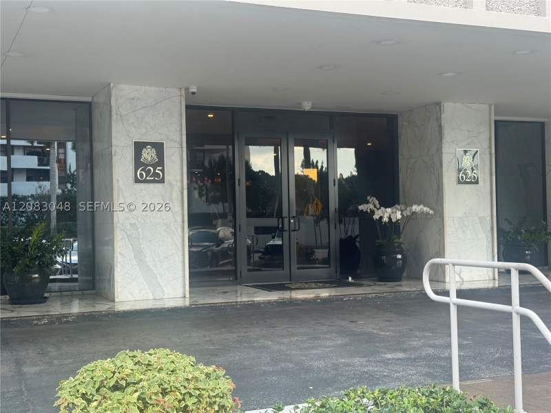 2 bedroom Condominium at 625 Biltmore Way 1103, Gables Plaza Condo, Coral Gables — photo 3