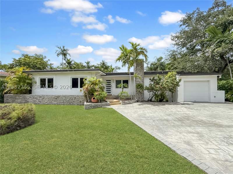 3 bedroom SingleFamilyResidence at 3128 Coconut Grove Dr, Coral Gables Crafts Sec, Coral Gables — photo 2
