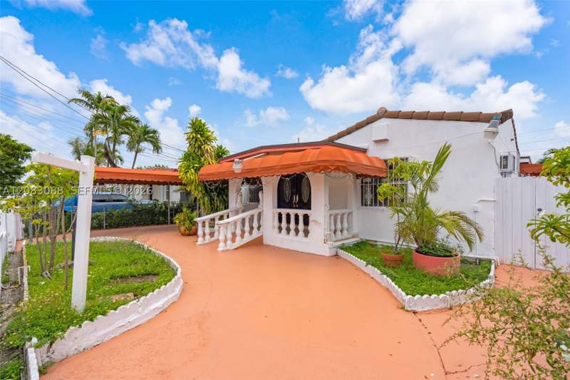 5 bedroom SingleFamilyResidence at 615 SW 62nd Ct, Fairlawn, Miami — photo 3
