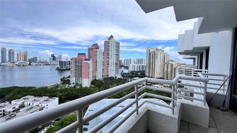 1 bedroom Condominium at 3300 NE 192nd St Ph16, Parc Central Aventura East, Aventura — photo 2