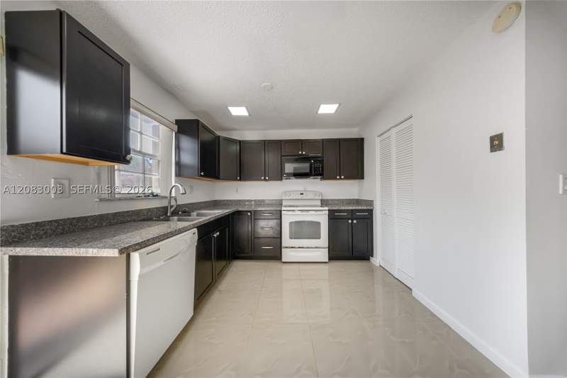 2 bedroom Townhouse at 6110 SW 129th Pl 1703, Terra Lake Villas Condo, Miami — photo 5