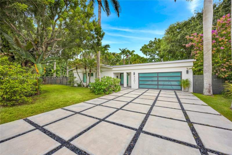 3 bedroom SingleFamilyResidence at 8201 SW 62nd Ave, Sea View Park Amd, South Miami — photo 2