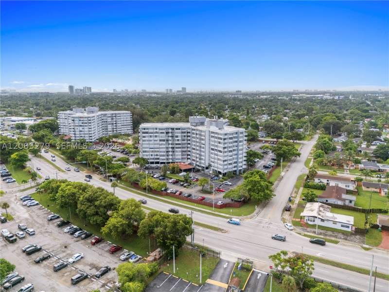 2 bedroom Condominium at 1200 NE Miami Gardens Dr 315W, Wilshire Condo, Miami — photo 2