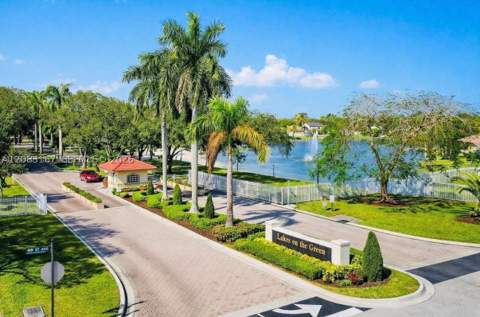 9069 NW 193rd St, Hialeah FL - photo 17 of 18