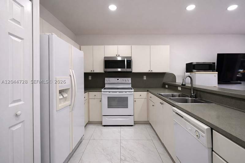 2 bedroom Townhouse at 9133 SW 152nd Path, Century Gardens Villas, Miami — photo 3