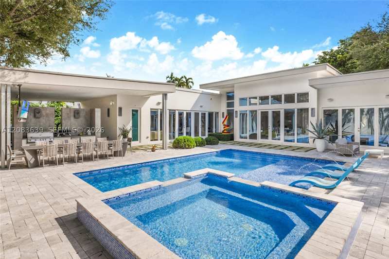 5 bedroom SingleFamilyResidence at 137 W Shore Dr, Bay Heights 1st Addn, Miami — photo 1
