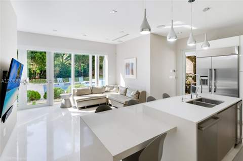137 W Shore Dr, Miami FL - photo 14 of 24