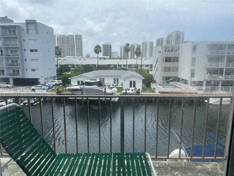 1 bedroom Condominium at 3665 NE 167th St 307, Caribbean House Condo, North Miami Beach — photo 3