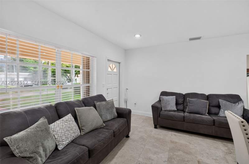 3 bedroom SingleFamilyResidence at 1590 NE 110th St, Biscayne Shores Corr Plat, Miami — photo 4