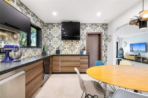 8818 Carlyle Ave, Surfside FL - photo 14 of 43