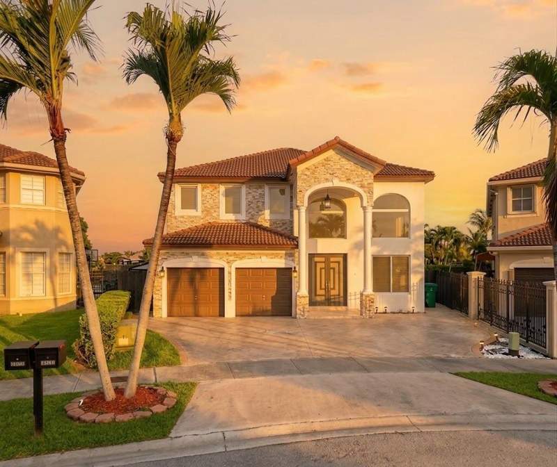 5 bedroom SingleFamilyResidence at 16401 SW 78th Terrace, Kendalland, Miami — photo 2