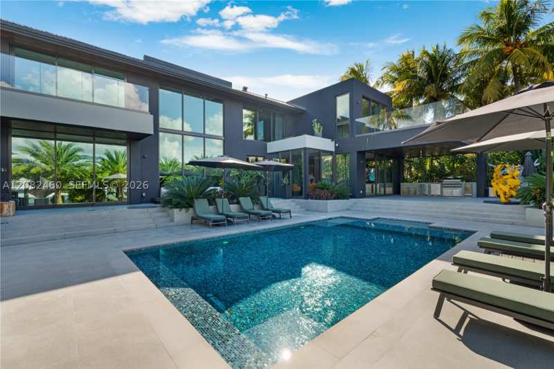 6 bedroom SingleFamilyResidence at 131 Cape Florida Dr, Cape Florida Sub Sec 3, Key Biscayne — photo 1