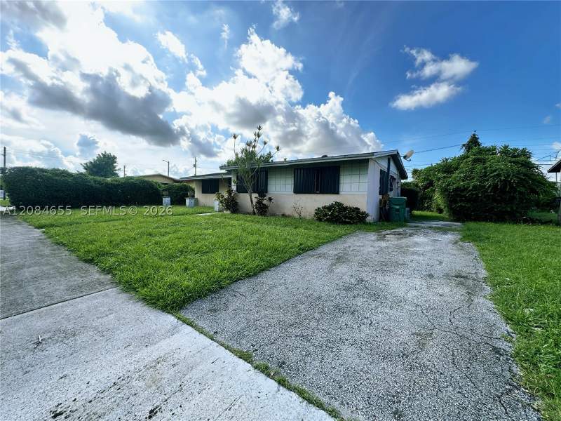 3 bedroom SingleFamilyResidence at 1410 NW 174th St, Scott Lake Manor Sec 7, Miami Gardens — photo 2