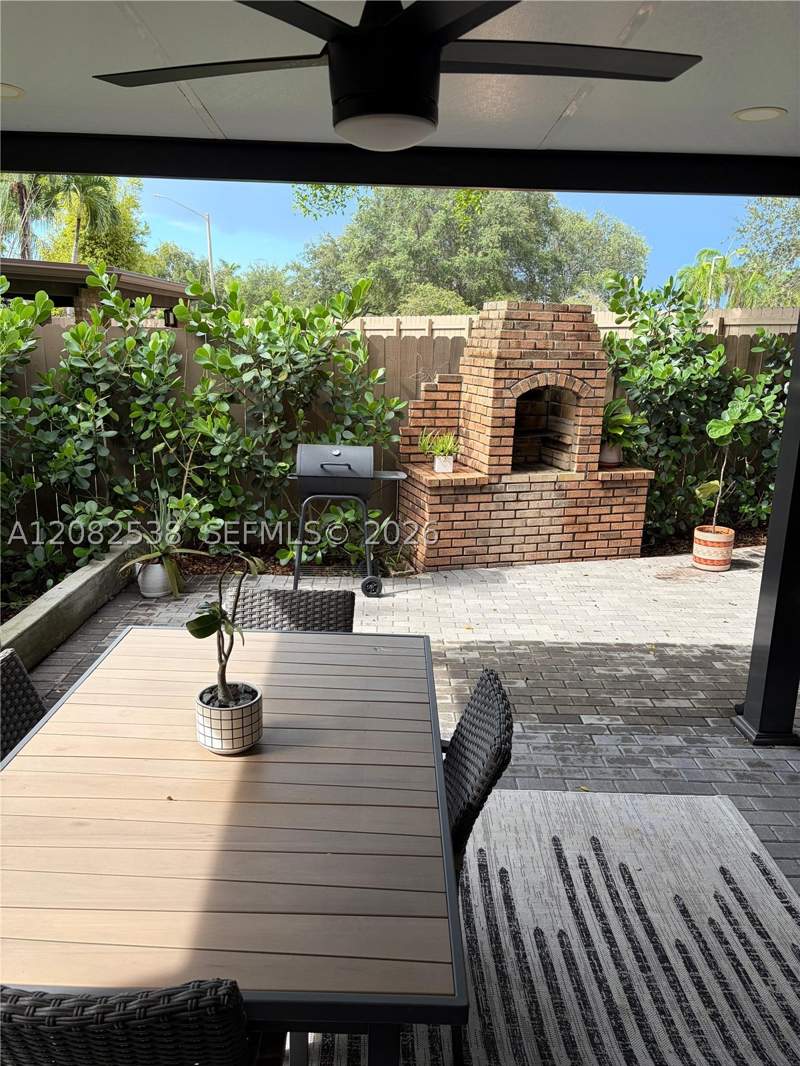 2 bedroom Townhouse at 9216 SW 136th St Cir, Briar Bay Twnhs Estates, Miami — photo 2
