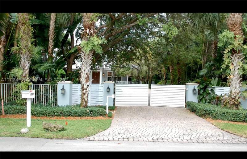 4 bedroom SingleFamilyResidence at 6500 SW 85th St, Snapper Creek Groves, Miami — photo 2