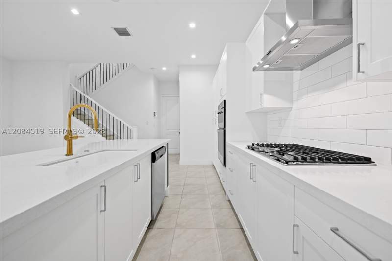 3 bedroom SingleFamilyResidence at 4402 NW 81st Ave, Downtown Doral South Phas, Doral — photo 3