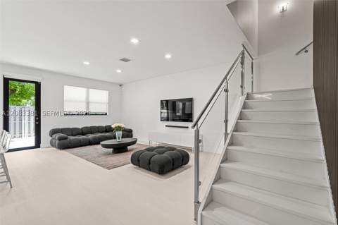 7923 NW 104th Ct, Doral FL - photo 7 of 38