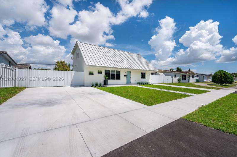 4 bedroom SingleFamilyResidence at 9361 SW 27th St, Coral Gardens, Miami — photo 2