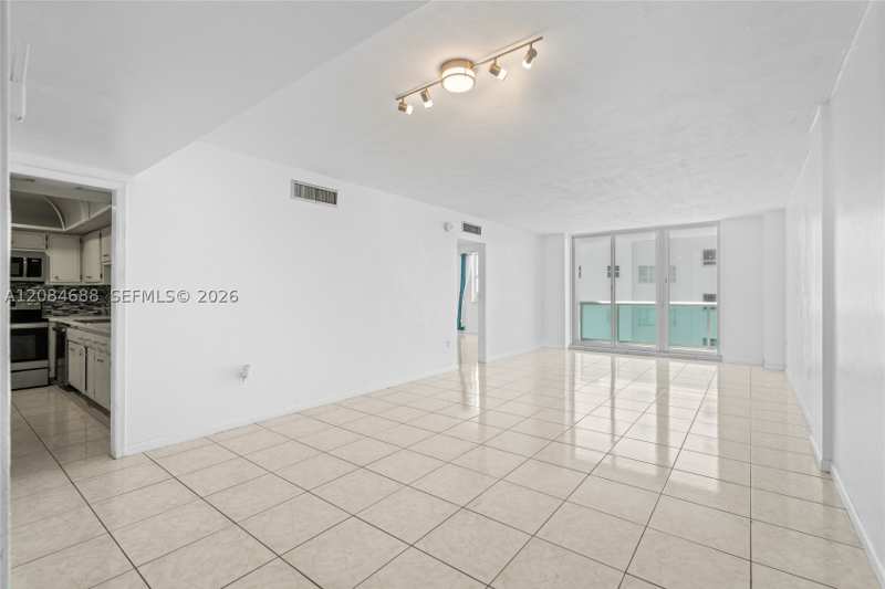1 bedroom Condominium at 5001 Collins Ave 5E, 0HE Carriage Club South C, Miami Beach — photo 1