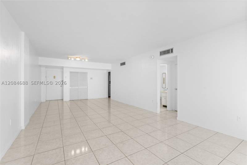 1 bedroom Condominium at 5001 Collins Ave 5E, 0HE Carriage Club South C, Miami Beach — photo 3