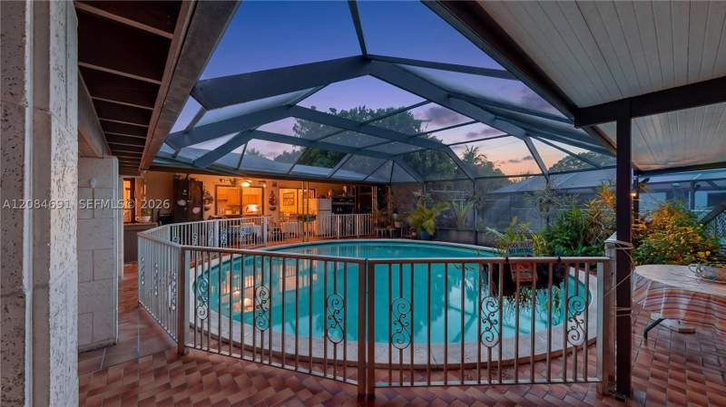 6 bedroom SingleFamilyResidence at 10900 SW 177th Ter, Green Hills Sec 3, Miami — photo 4