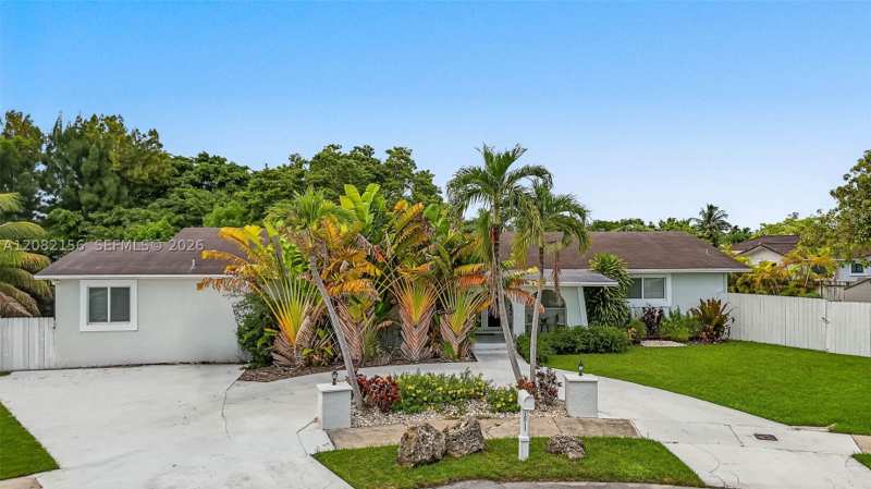 5 bedroom SingleFamilyResidence at 10711 SW 70th St, Golden West, Miami — photo 1