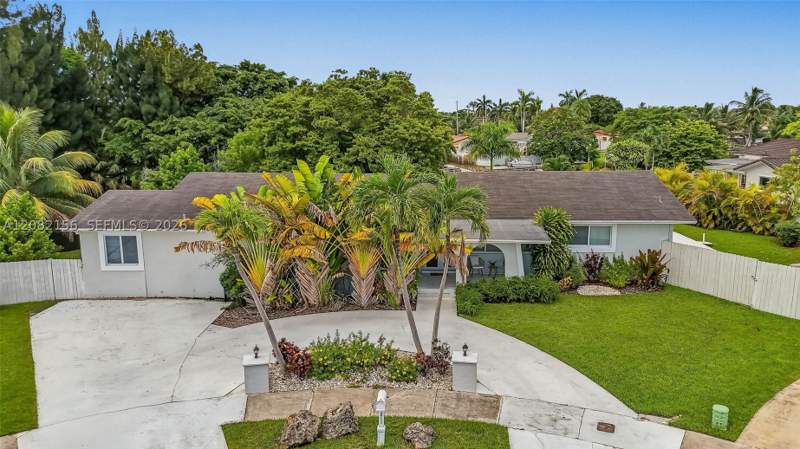 5 bedroom SingleFamilyResidence at 10711 SW 70th St, Golden West, Miami — photo 2