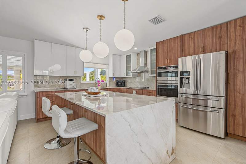 5 bedroom SingleFamilyResidence at 10711 SW 70th St, Golden West, Miami — photo 3