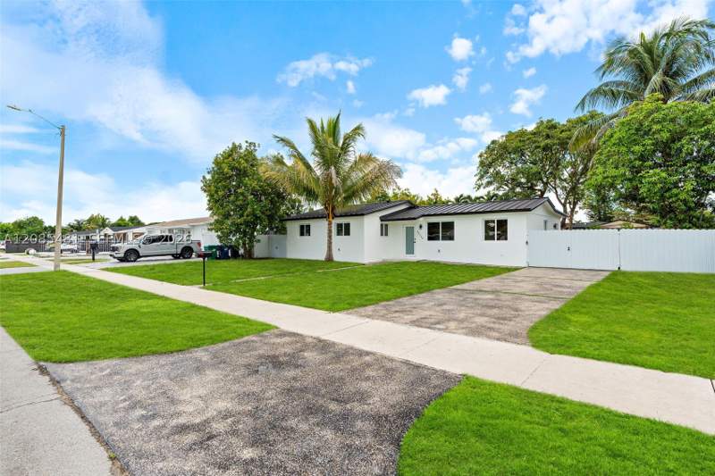 3 bedroom SingleFamilyResidence at 20120 SW 117th Ct, South Miami Heights Addn, Miami — photo 2