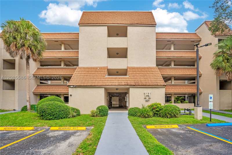 3 bedroom Condominium at 601 Ives Dairy Rd 105-8, Summertree Vilg Calif Cl, Miami — photo 1