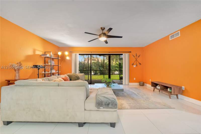 3 bedroom Condominium at 601 Ives Dairy Rd 105-8, Summertree Vilg Calif Cl, Miami — photo 4