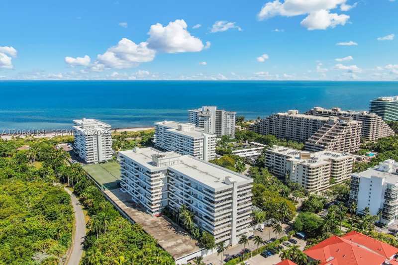 1 bedroom Condominium at 155 Ocean Lane Dr 103, Commodore Club West Condo, Key Biscayne — photo 1