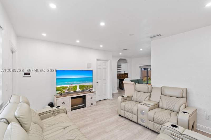 5 bedroom SingleFamilyResidence at 19900 SW 114th Ave, So Miami Heights Addn V, Miami — photo 3