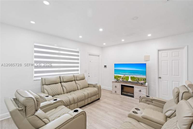5 bedroom SingleFamilyResidence at 19900 SW 114th Ave, So Miami Heights Addn V, Miami — photo 4