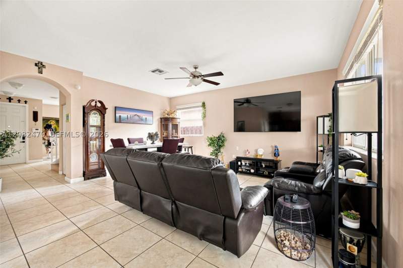 4 bedroom SingleFamilyResidence at 2300 NE 3rd Ct, Atlantis At Oasis, Homestead — photo 5