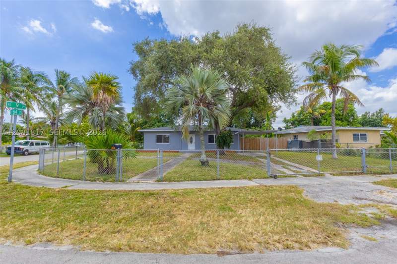 2 bedroom SingleFamilyResidence at 950 NE 164th St, Carl Byoir, North Miami Beach — photo 2