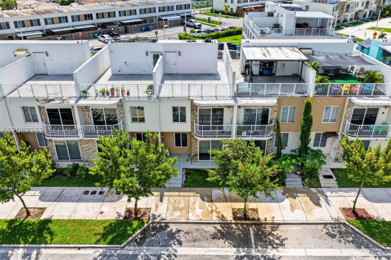 4 bedroom Townhouse at 25836 SW 139th Path, Paradise Gardens, Homestead — photo 3