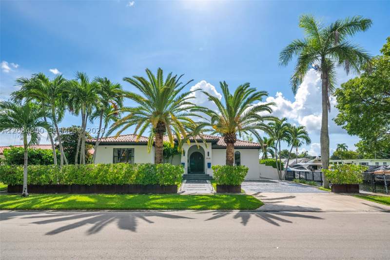 4 bedroom SingleFamilyResidence at 12905 Ixora Rd, Venetian Sec Keystone Poi, North Miami — photo 3