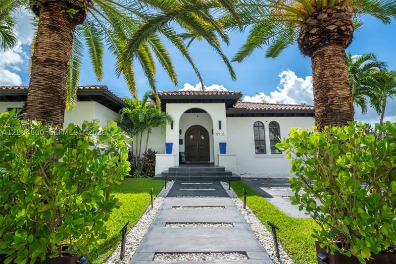 4 bedroom SingleFamilyResidence at 12905 Ixora Rd, Venetian Sec Keystone Poi, North Miami — photo 4