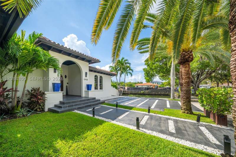 4 bedroom SingleFamilyResidence at 12905 Ixora Rd, Venetian Sec Keystone Poi, North Miami — photo 5